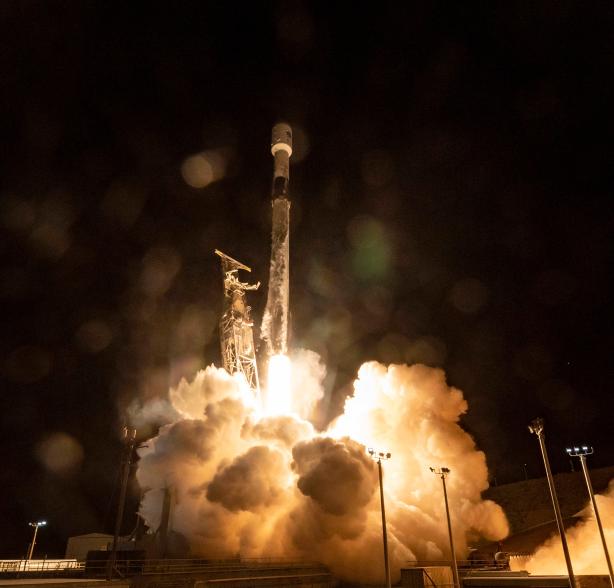 Eine Falcon 9-Rakete von SpaceX, die das Oberflächenwasser- und Meeresraumschiff an Bord trägt, hebt am 16. Dezember 2022 vom Space Launch Complex 4E auf der Vandenberg Space Force Base ab.