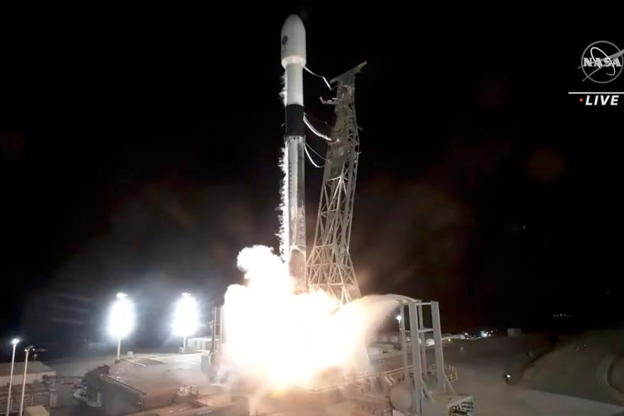 Eine SpaceX-Rakete, die das Oberflächenwasser und das Meeresgelände des Satelliten trägt, hebt am Freitag, den 16. Dezember 2022 von der Vandenberg Space Force Base in Kalifornien ab.