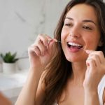 Erst Zahnseide, dann Zähneputzen? Studie spricht für eine klare Reihenfolge bei der Mundhygiene